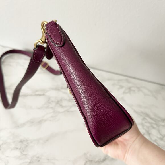 NWOT Coach Chaise Crossbody 19 Wine Color Pebbled Leather Turnlock Pocket Bag - Picture 4 of 13